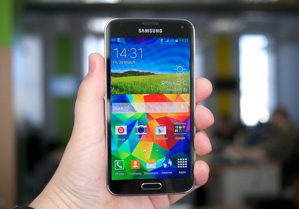 Smartphone hand screen