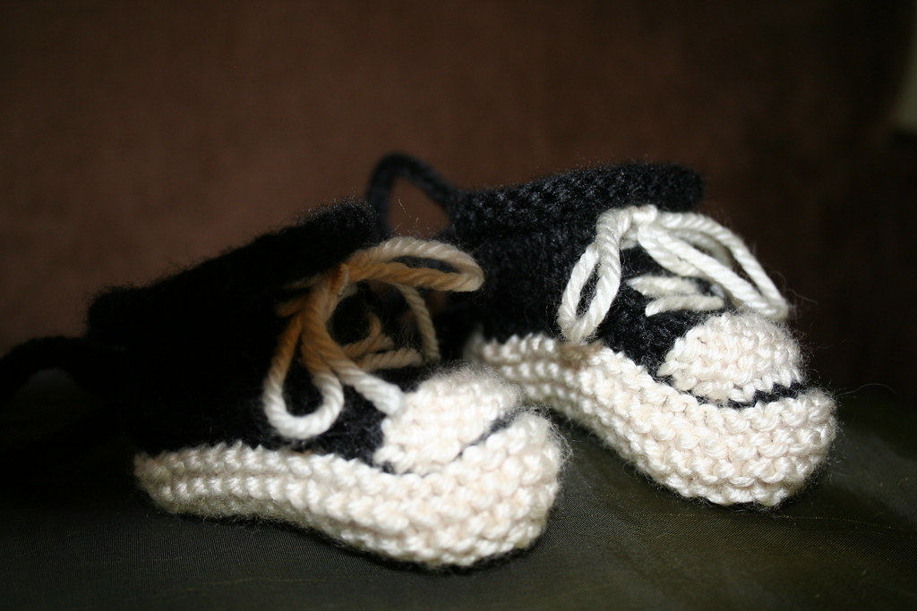Ein Paar kleine gehäkelte Babyschuhe