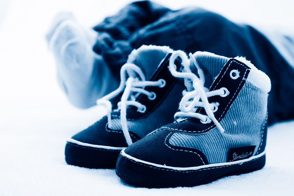 Les pieds d'un bébé en chaussons souples
