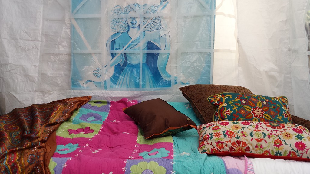 وسائد موضوعة على سرير