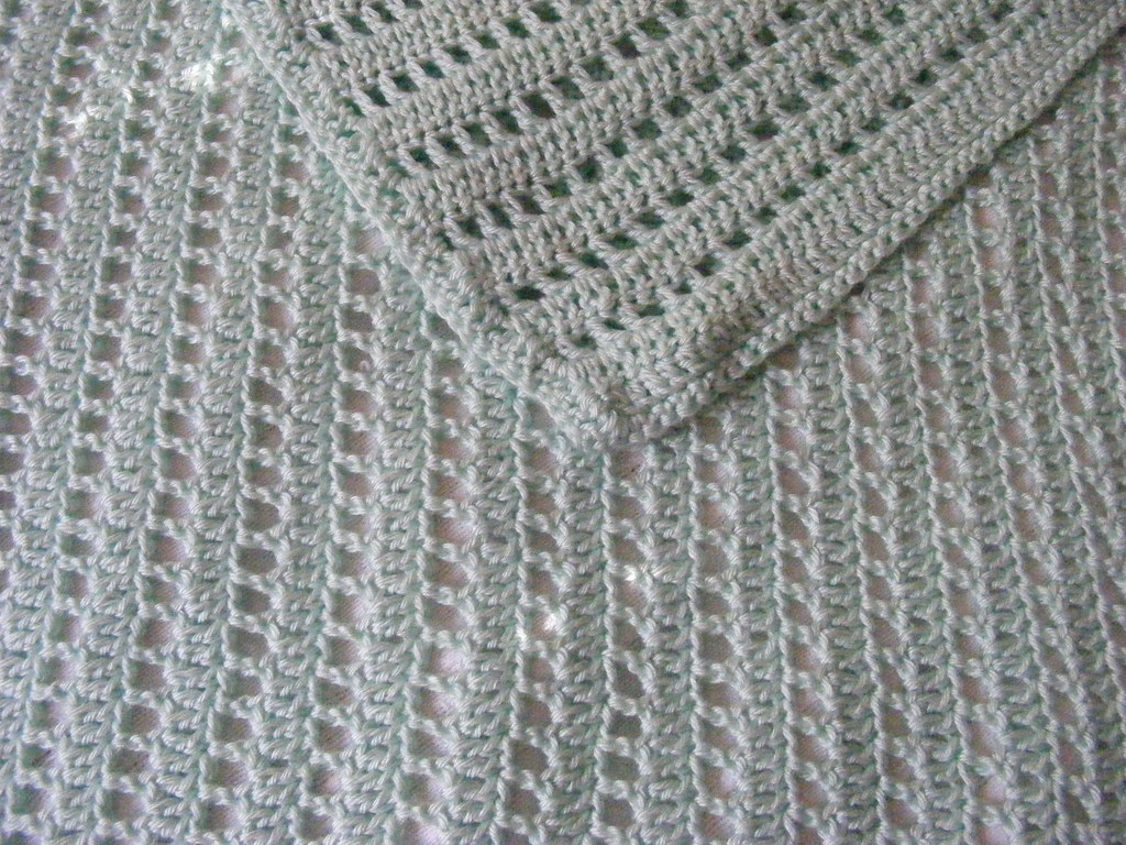 Une couverture de bébé au crochet pliée