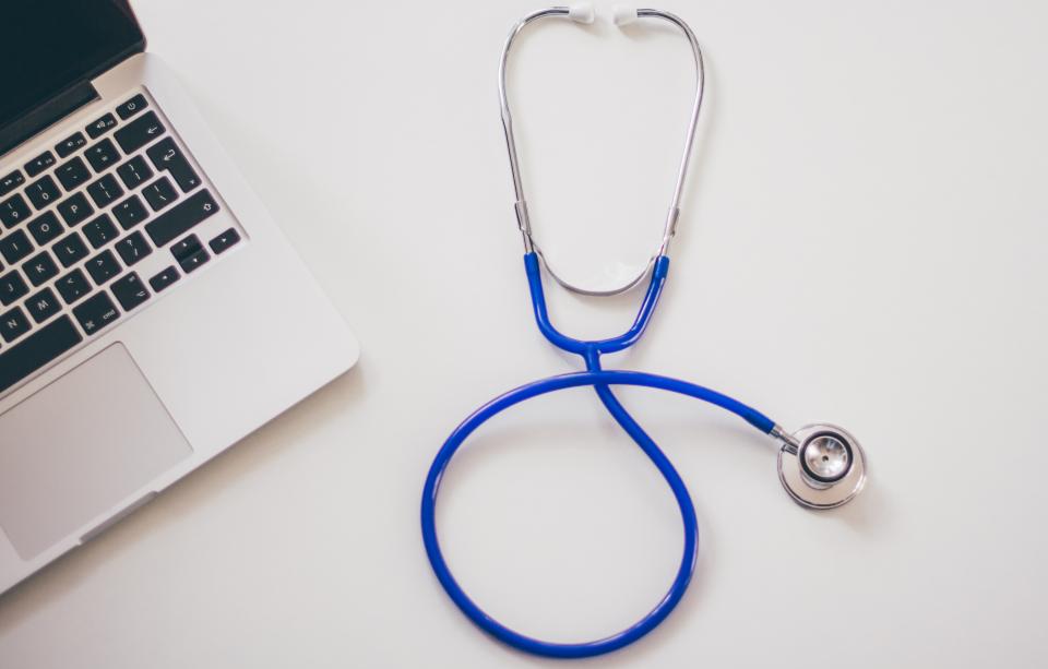 Un stéthoscope posé sur une table