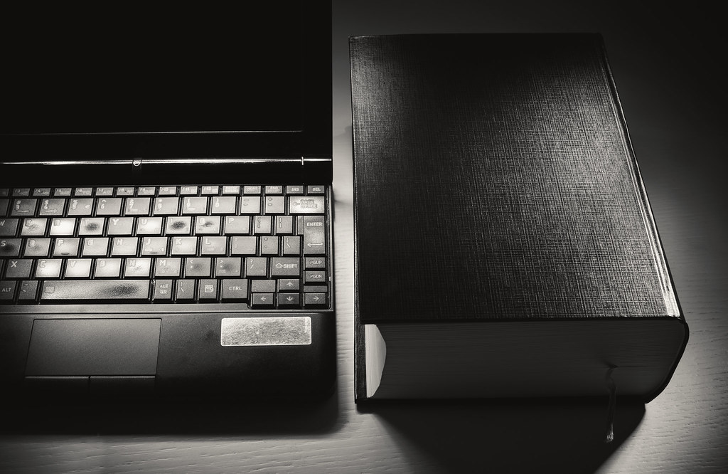 Cuaderno y ordenador en un escritorio