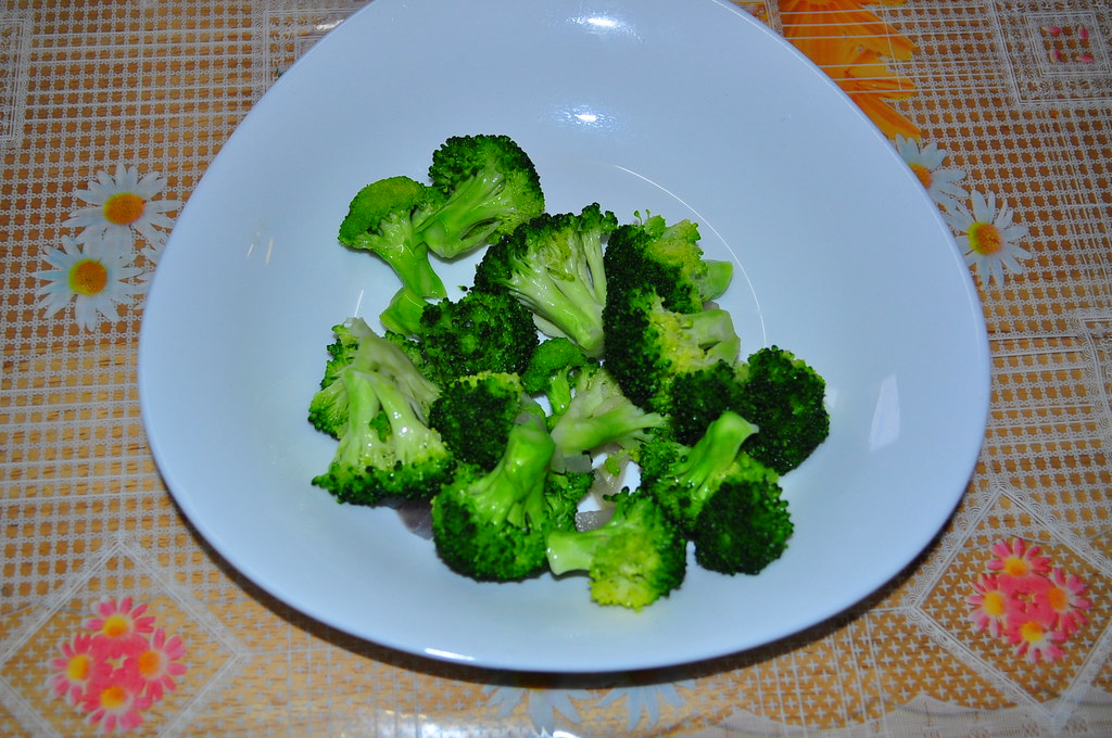 علب أدوية على طاولة