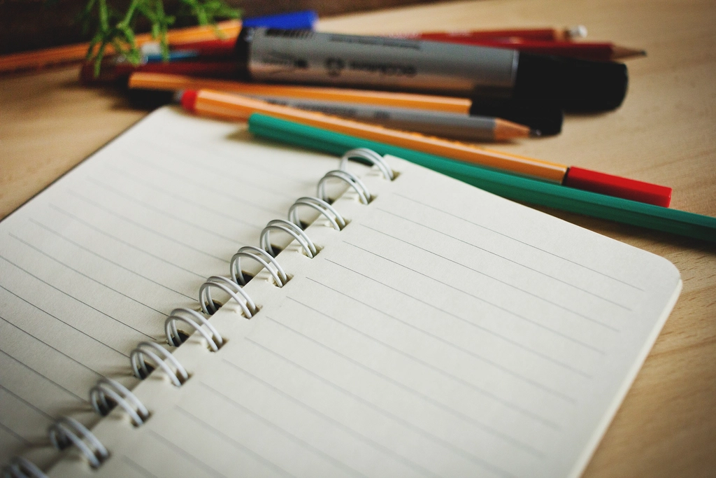 Un carnet ouvert et un stylo