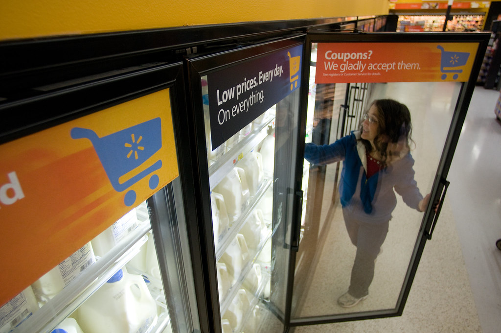 Un ticket de caisse posé à côté de courses alimentaires