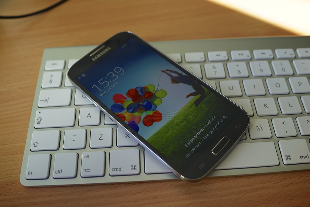 Un message suspect sur un écran de téléphone avec une alerte de sécurité