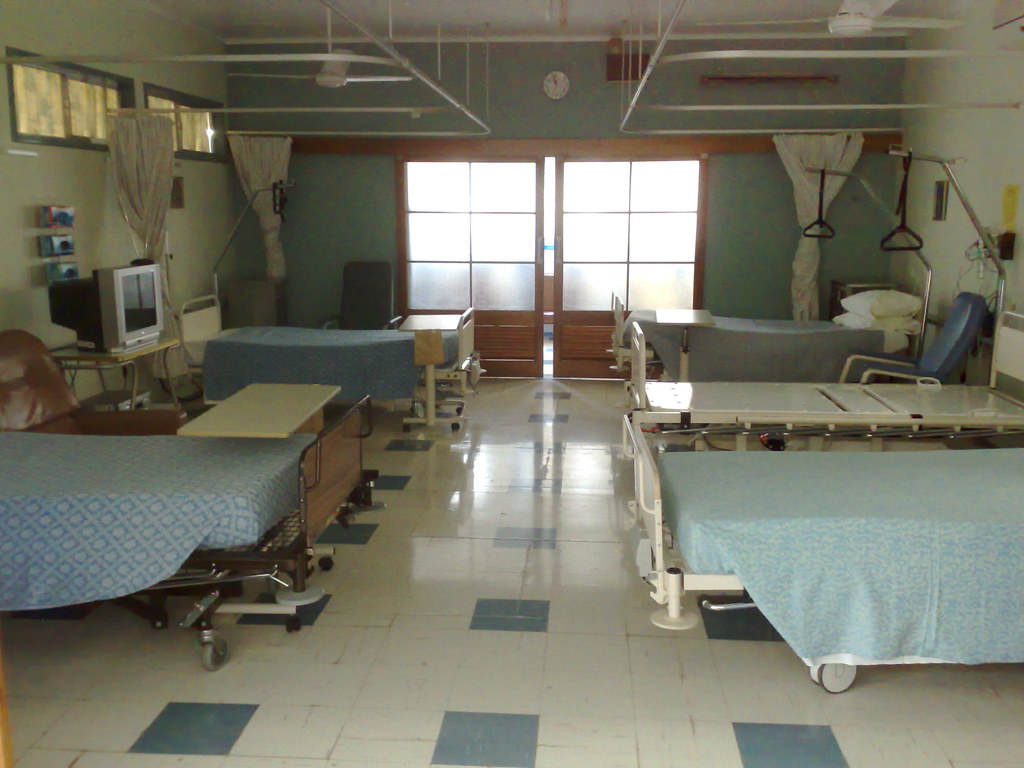 Une chambre d'hôpital près d'une fenêtre