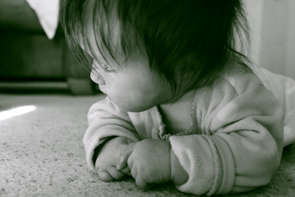 Un bébé allongé sur une couverture douce
