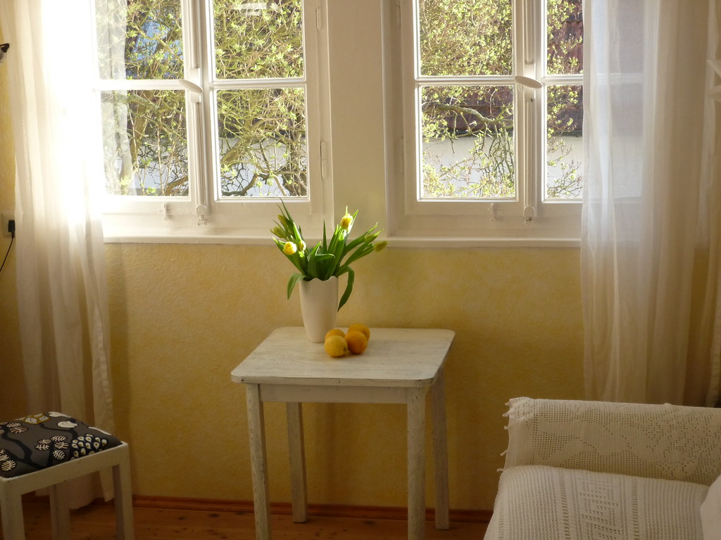 Ein Fenster mit Vorhang am Abend