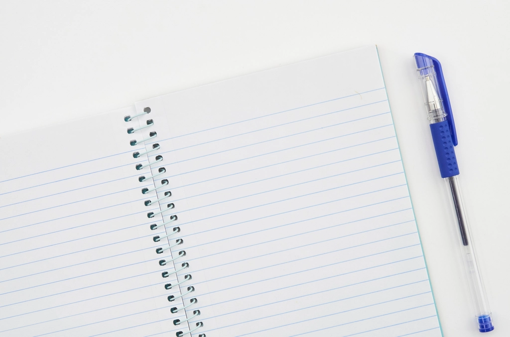 Ein Notizbuch und ein Stift